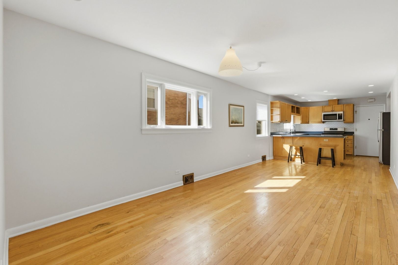 556 BARTON Avenue Unit: 2