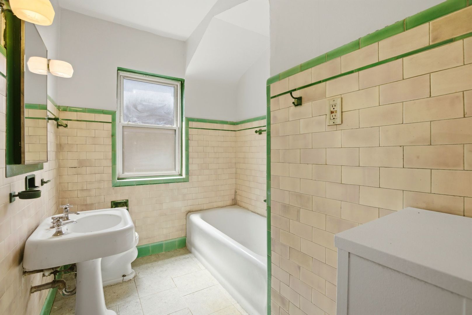 6761 N Artesian Avenue Unit: 2H