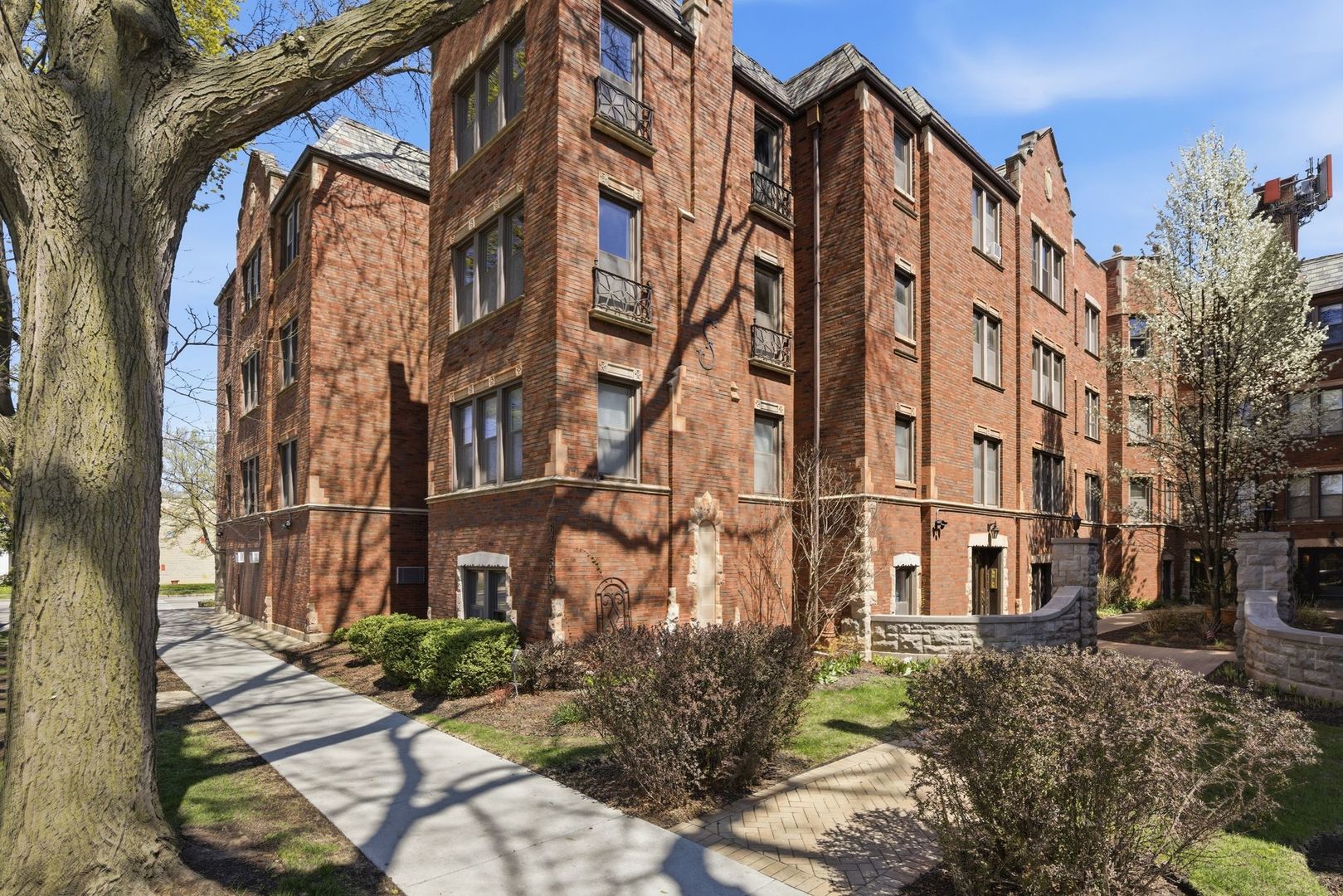 6761 N Artesian Avenue Unit: 2H