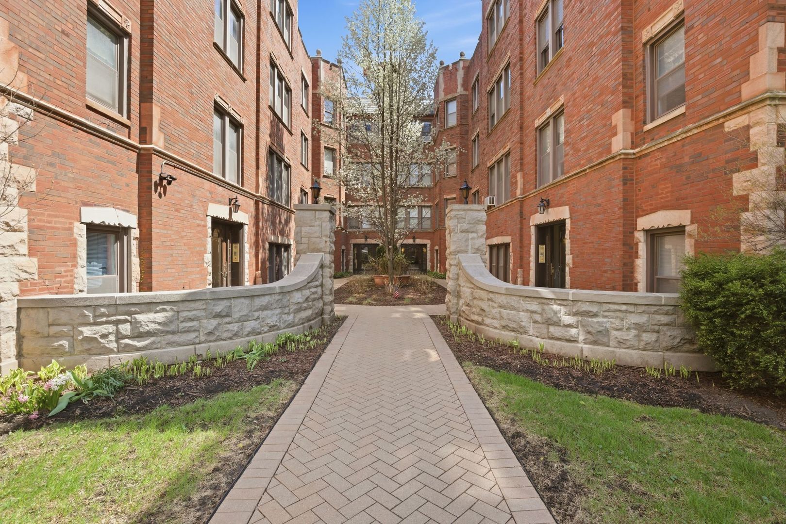 6761 N Artesian Avenue Unit: 2H