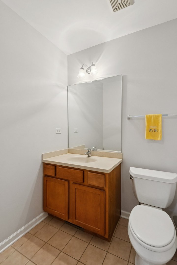 521 Chicago Avenue Unit: H