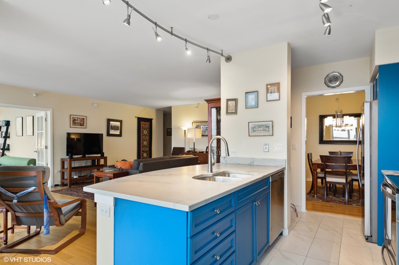 807 Davis Street Unit: 1806