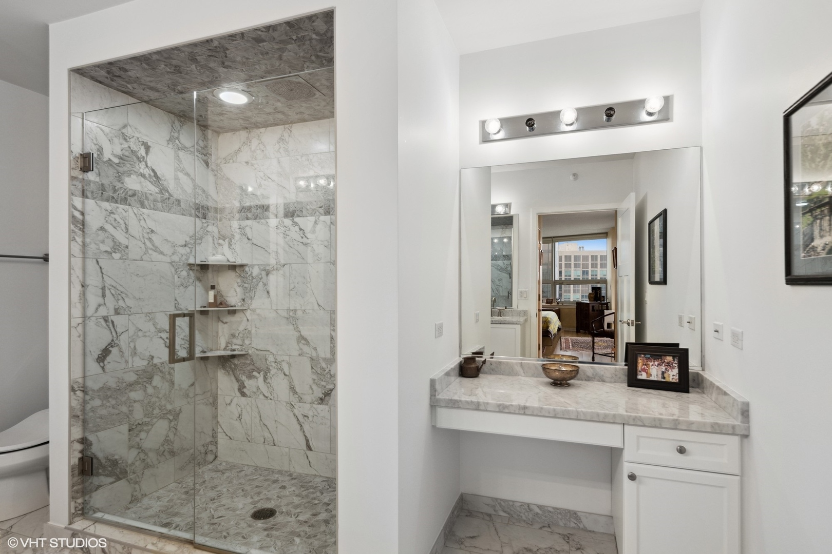 807 Davis Street Unit: 1806
