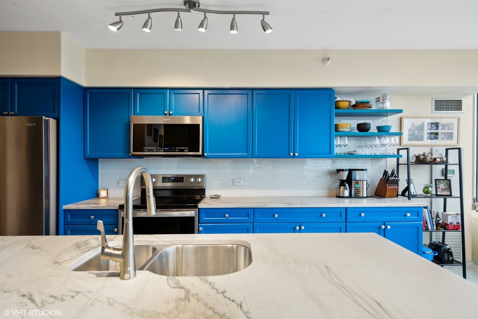 807 Davis Street Unit: 1806