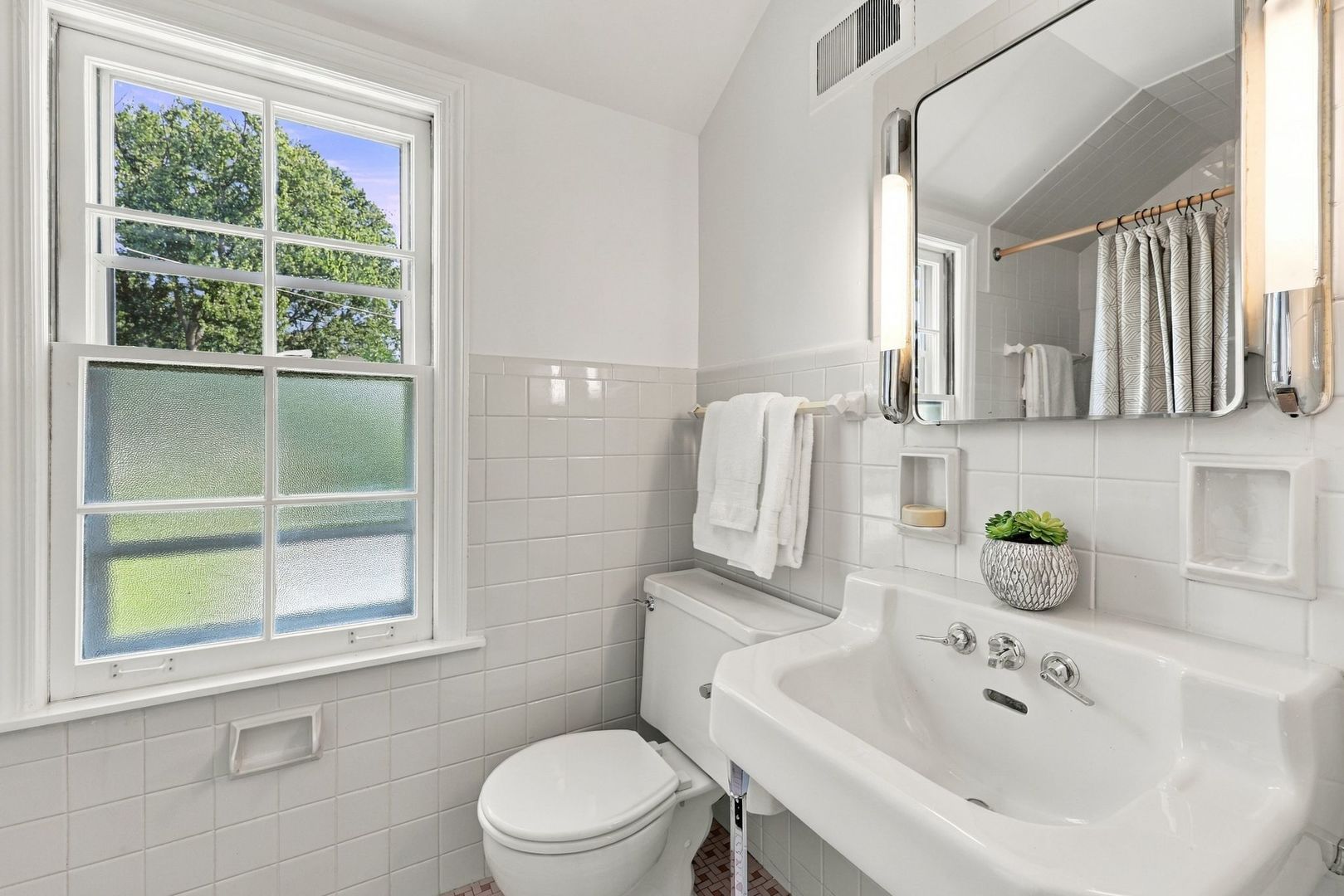 2111 Lincolnwood Drive
