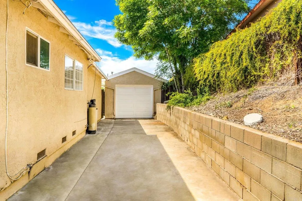 904 La Presa Avenue