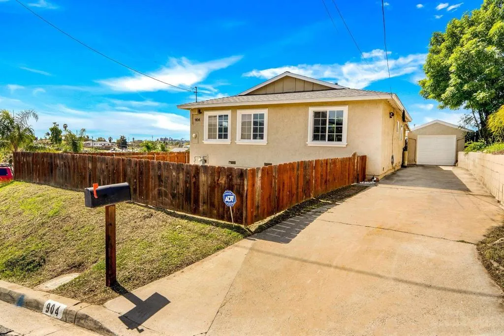 904 La Presa Avenue