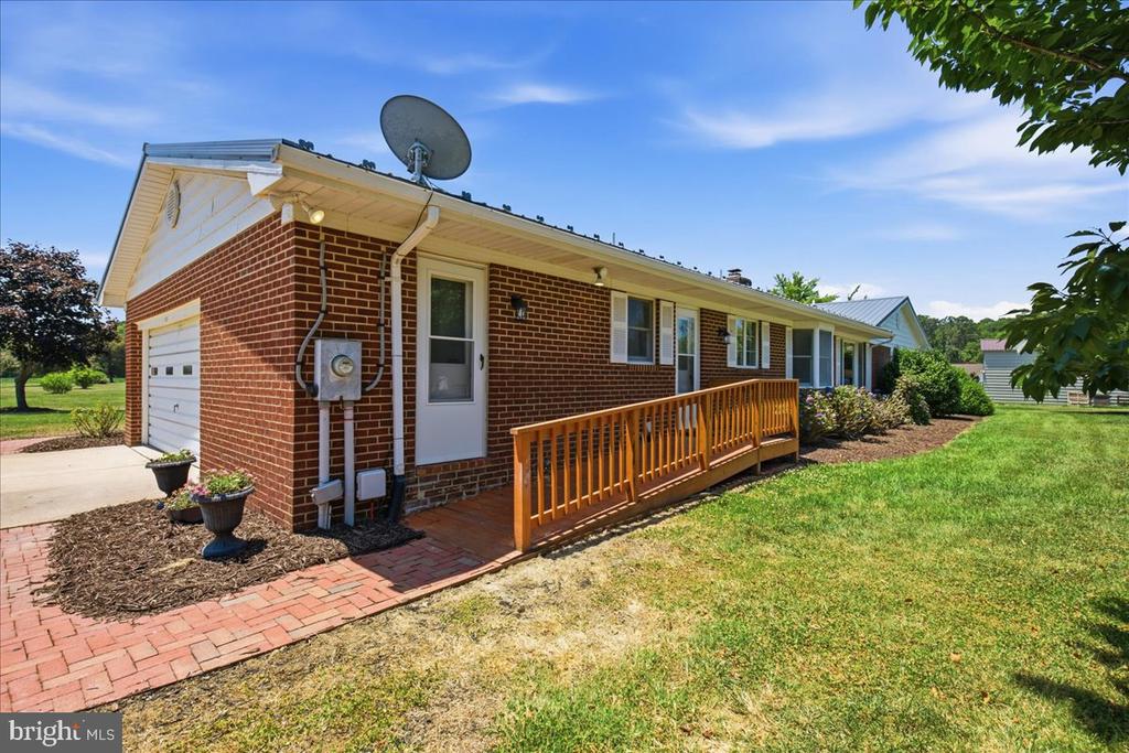 17041 CIRCLE LANE