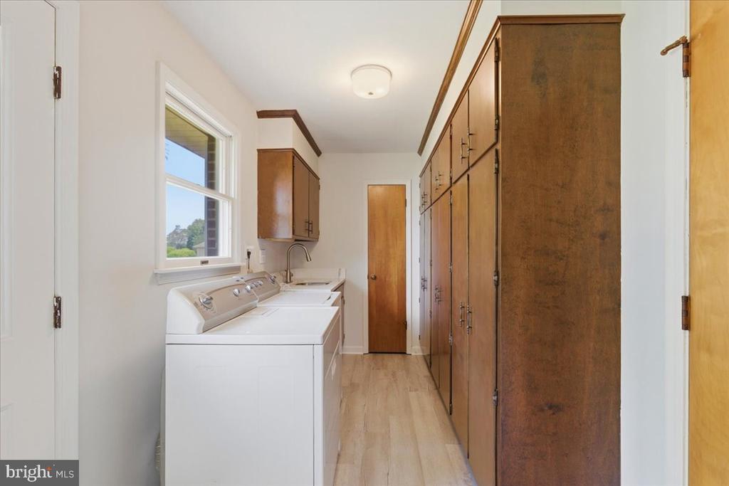17041 CIRCLE LANE