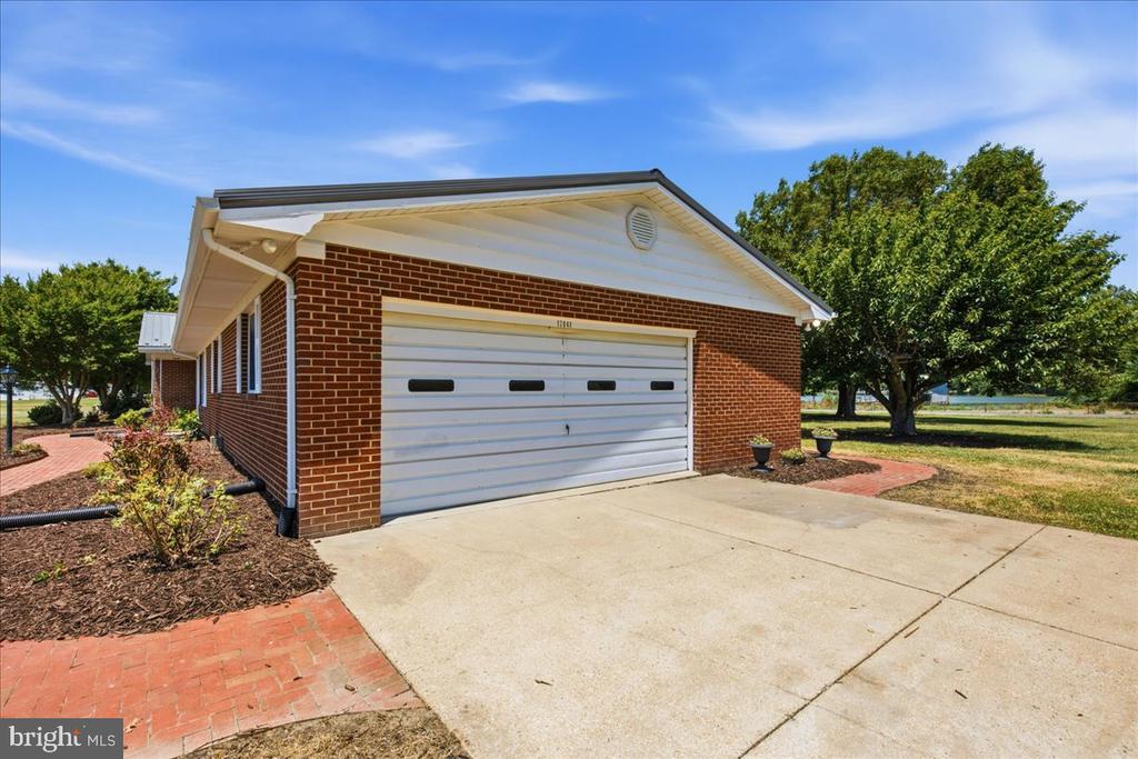 17041 CIRCLE LANE
