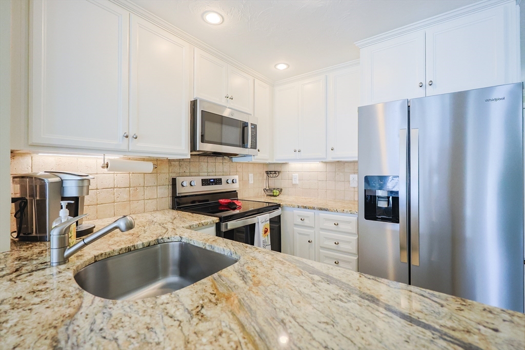 539 White Cliff Dr. Unit: End