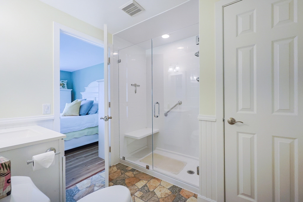 539 White Cliff Dr. Unit: End