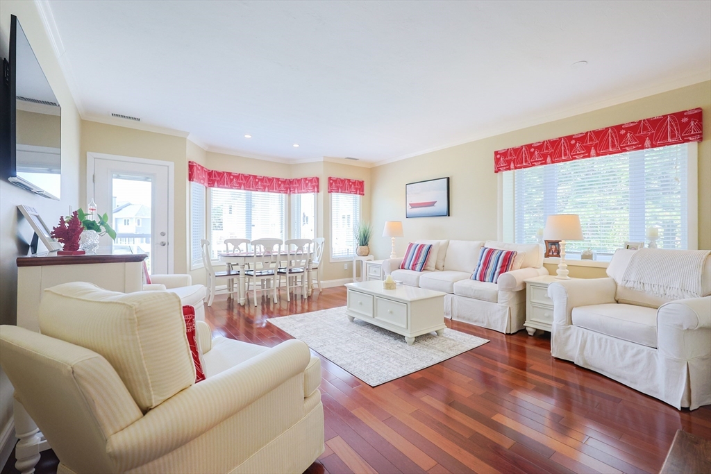 539 White Cliff Dr. Unit: End