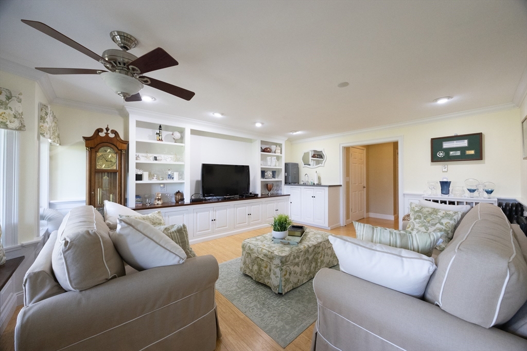 539 White Cliff Dr. Unit: End