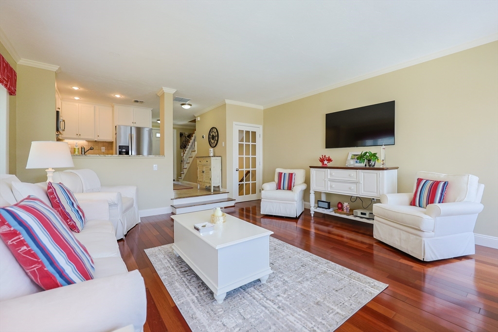 539 White Cliff Dr. Unit: End