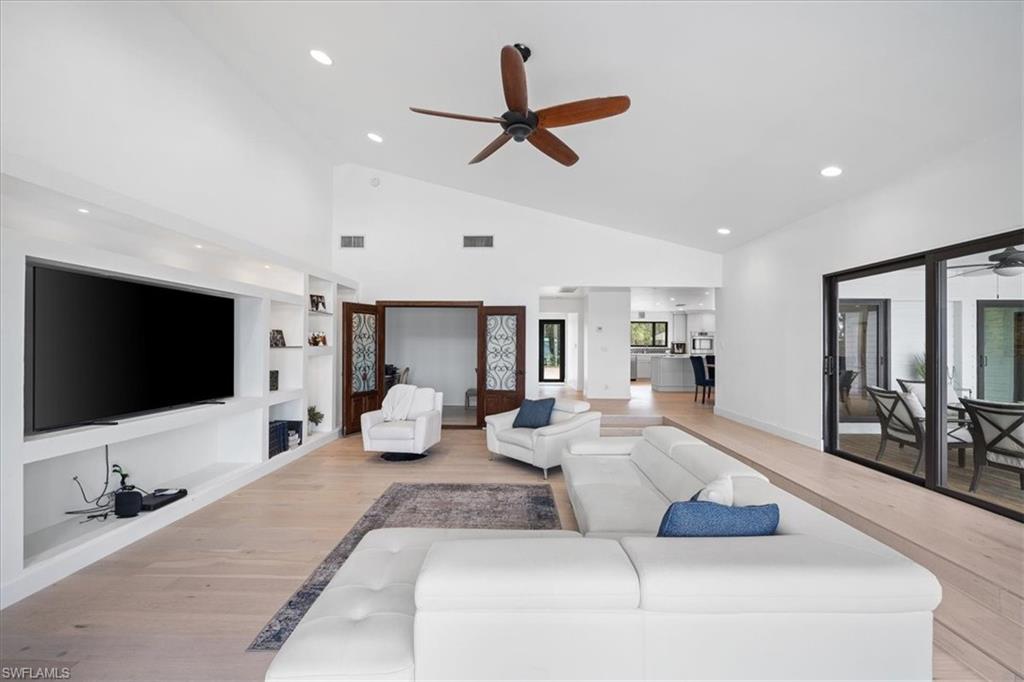 4113 W Riverside DR