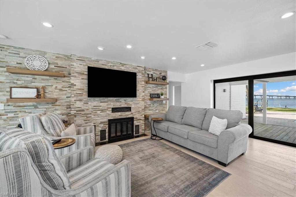 4113 W Riverside DR