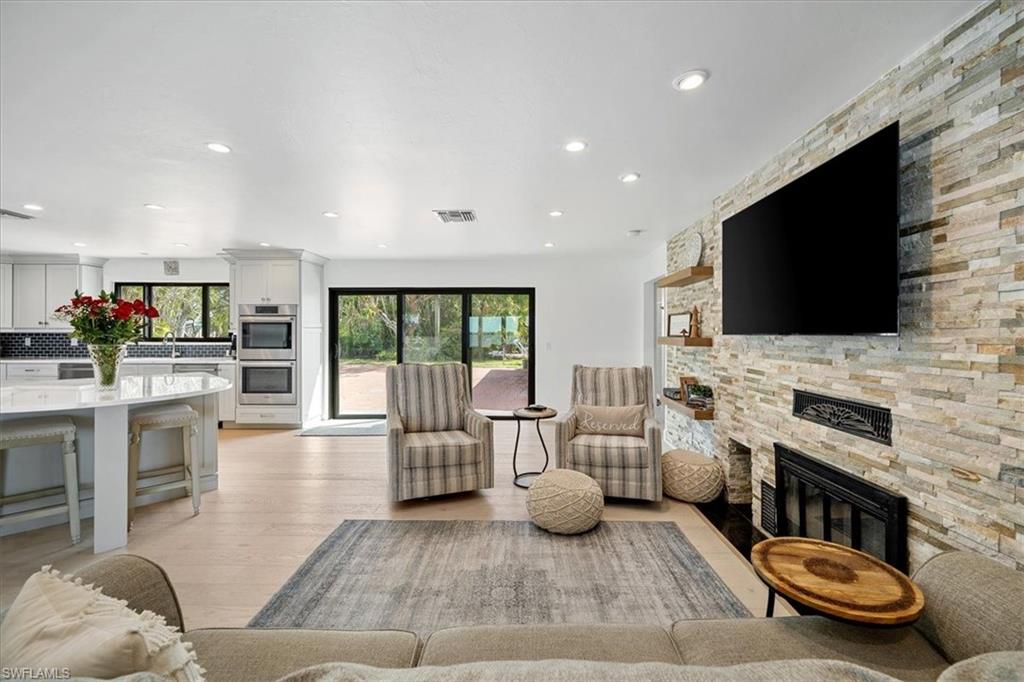 4113 W Riverside DR