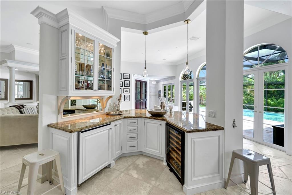 1843 Mission DR