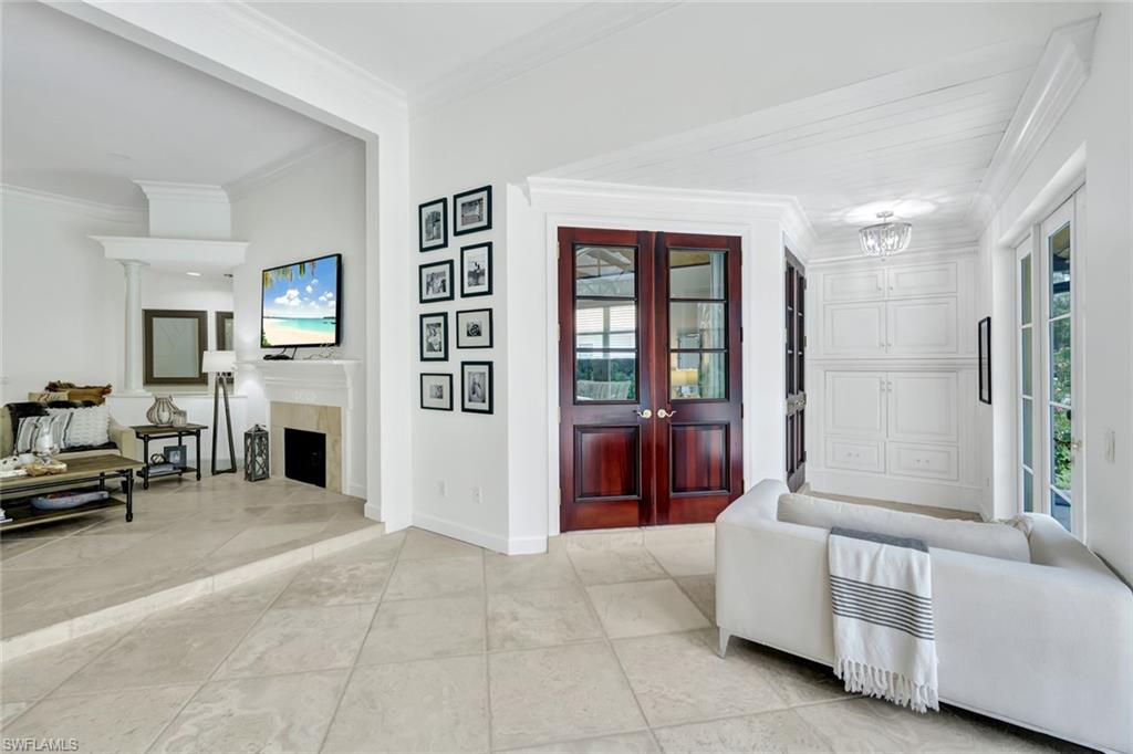 1843 Mission DR