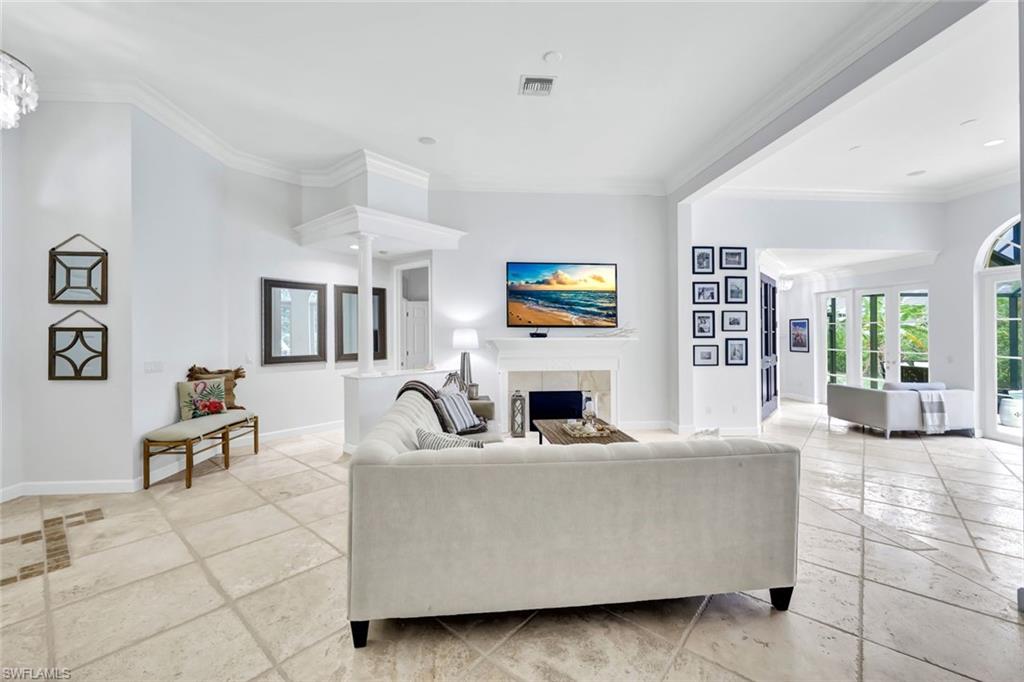 1843 Mission DR