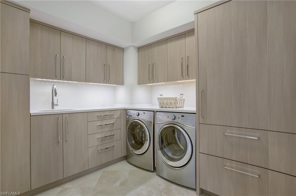 8231 Bay Colony DR # 1 Unit: Penthouse 1