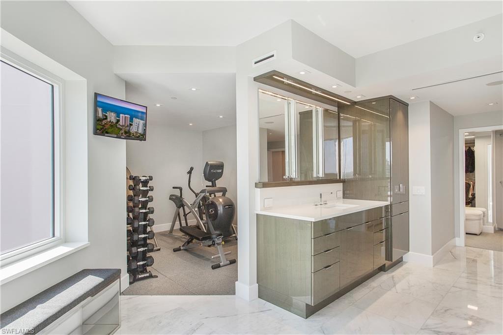 8231 Bay Colony DR # 1 Unit: Penthouse 1