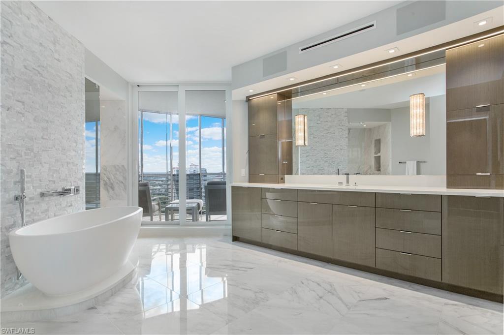 8231 Bay Colony DR # 1 Unit: Penthouse 1