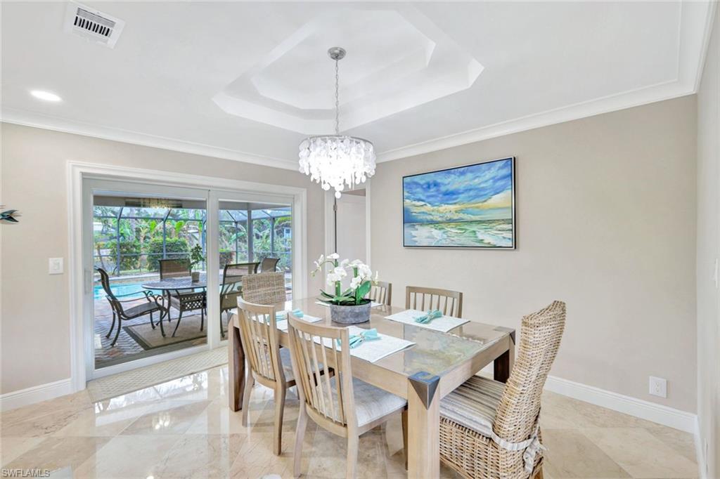 989 E Valley DR