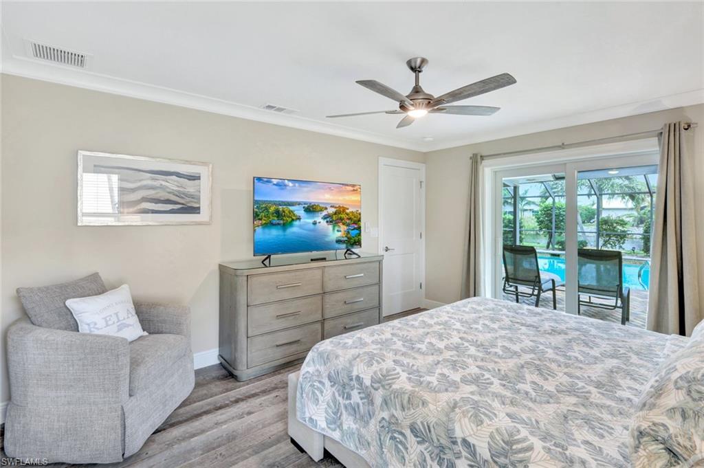 989 E Valley DR