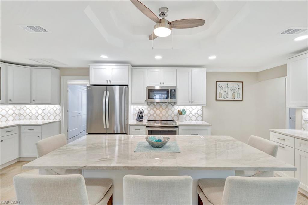 989 E Valley DR