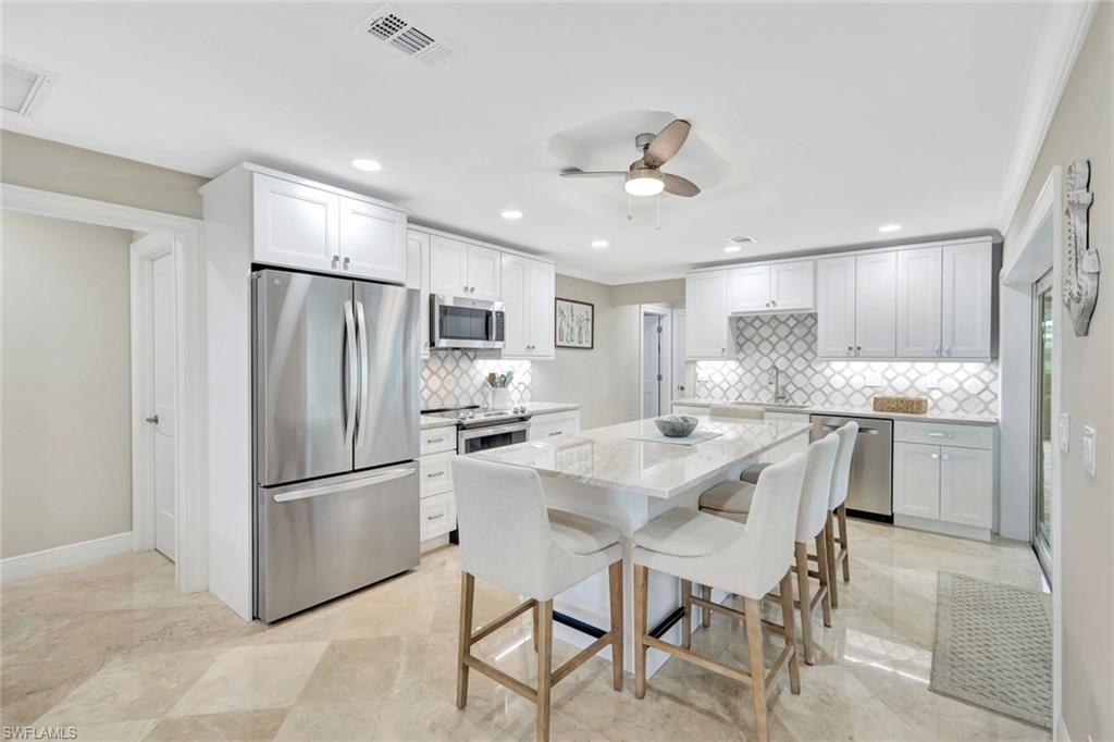 989 E Valley DR