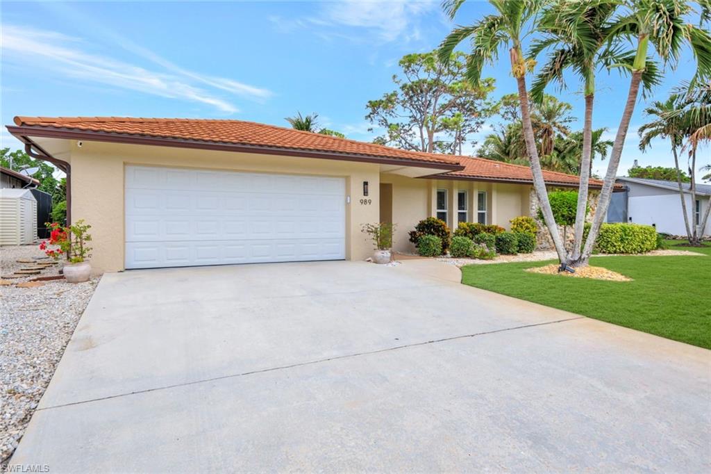 989 E Valley DR