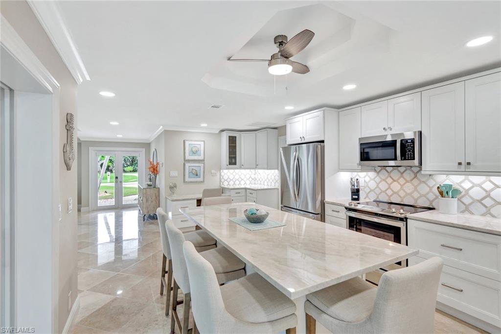 989 E Valley DR