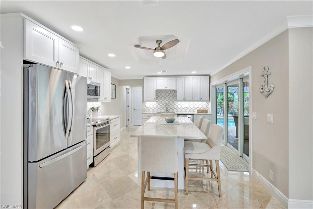 989 E Valley DR