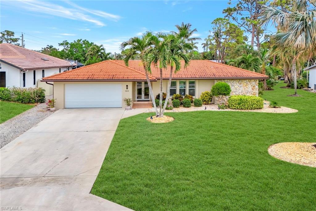 989 E Valley DR