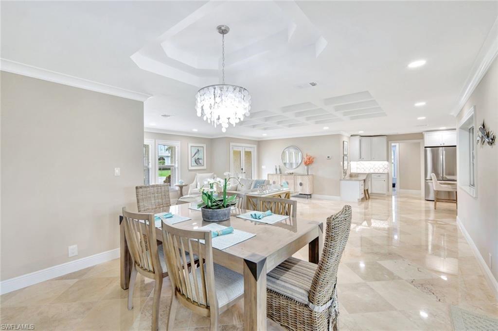 989 E Valley DR