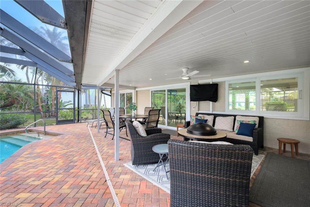 989 E Valley DR