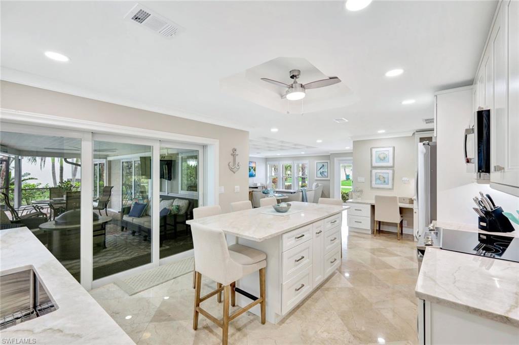 989 E Valley DR