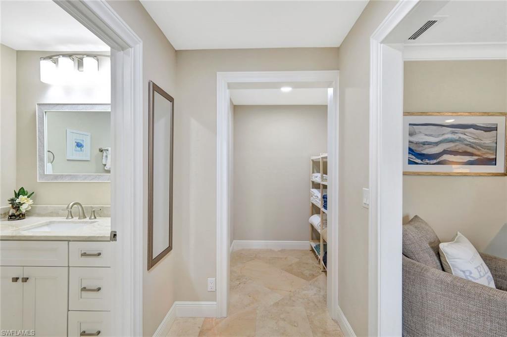989 E Valley DR