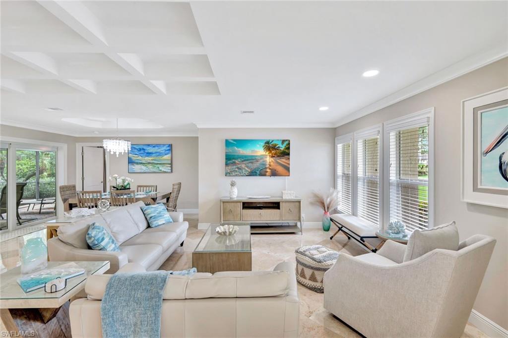 989 E Valley DR