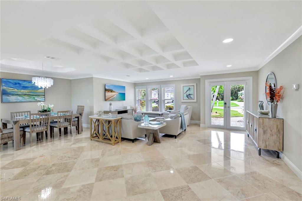 989 E Valley DR