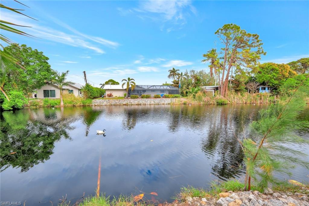 989 E Valley DR