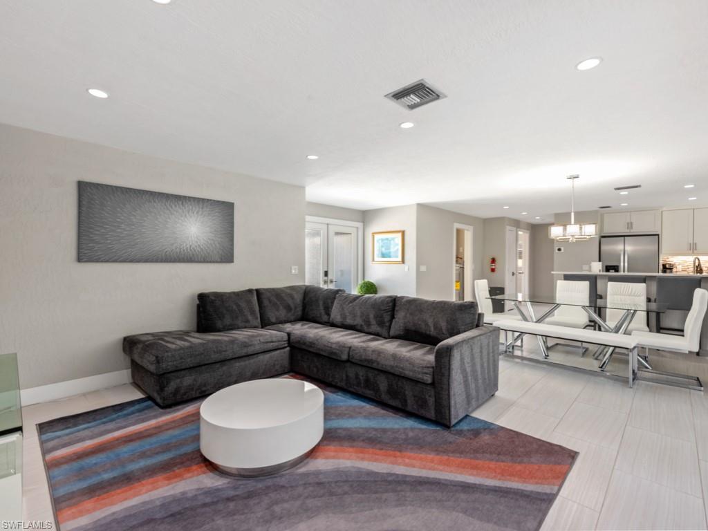 291 W Flamingo CIR