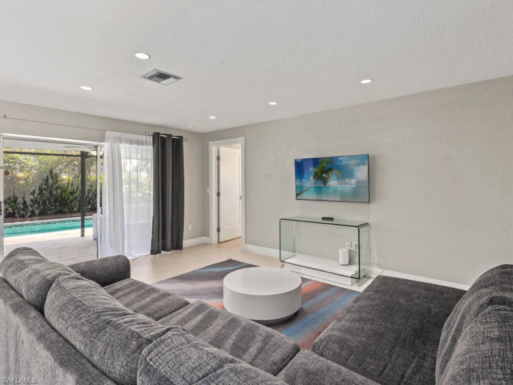 291 W Flamingo CIR