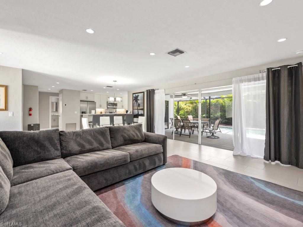291 W Flamingo CIR