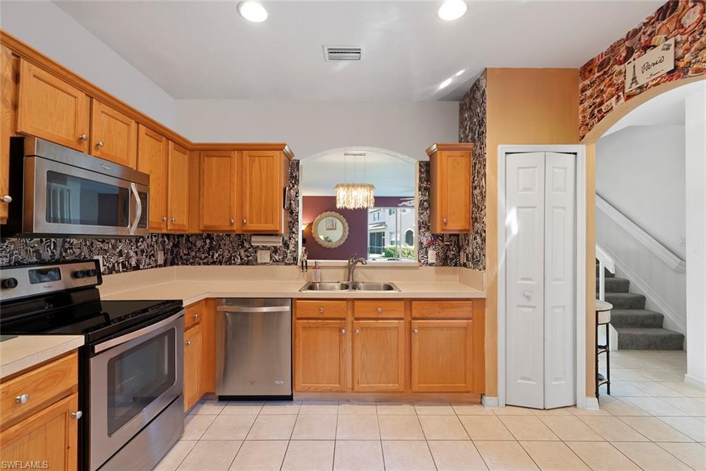 9838 Roundstone CIR