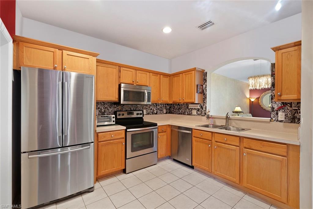 9838 Roundstone CIR
