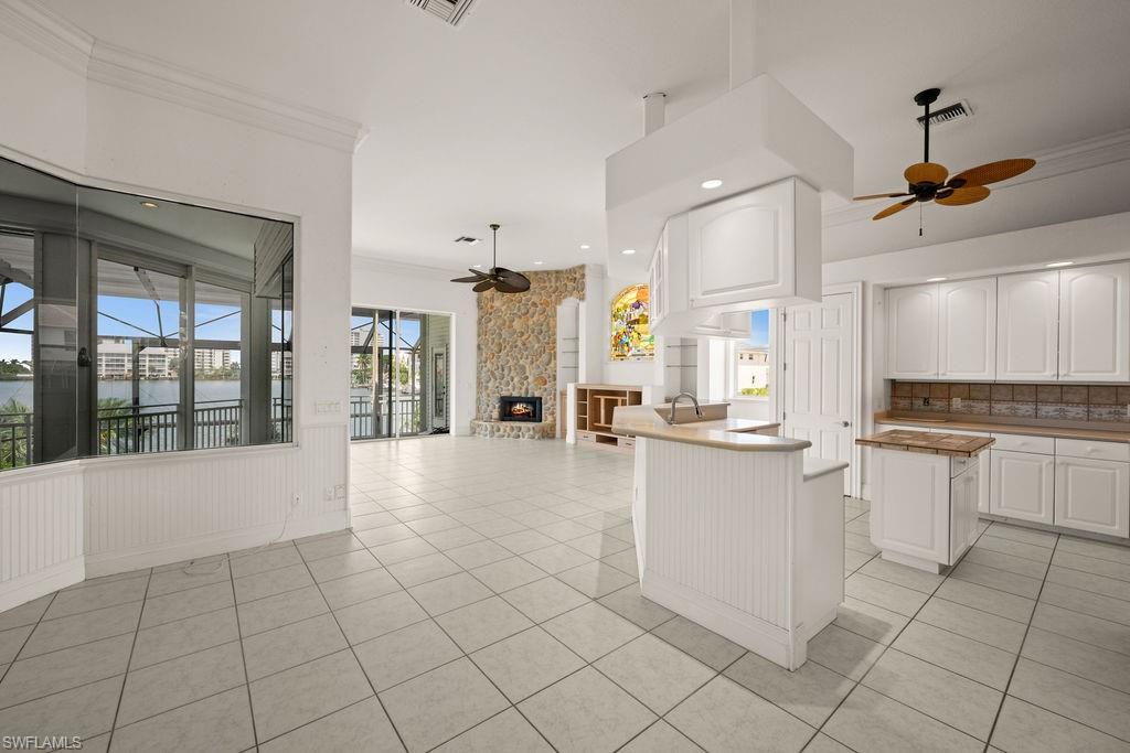 371 Bayside AVE