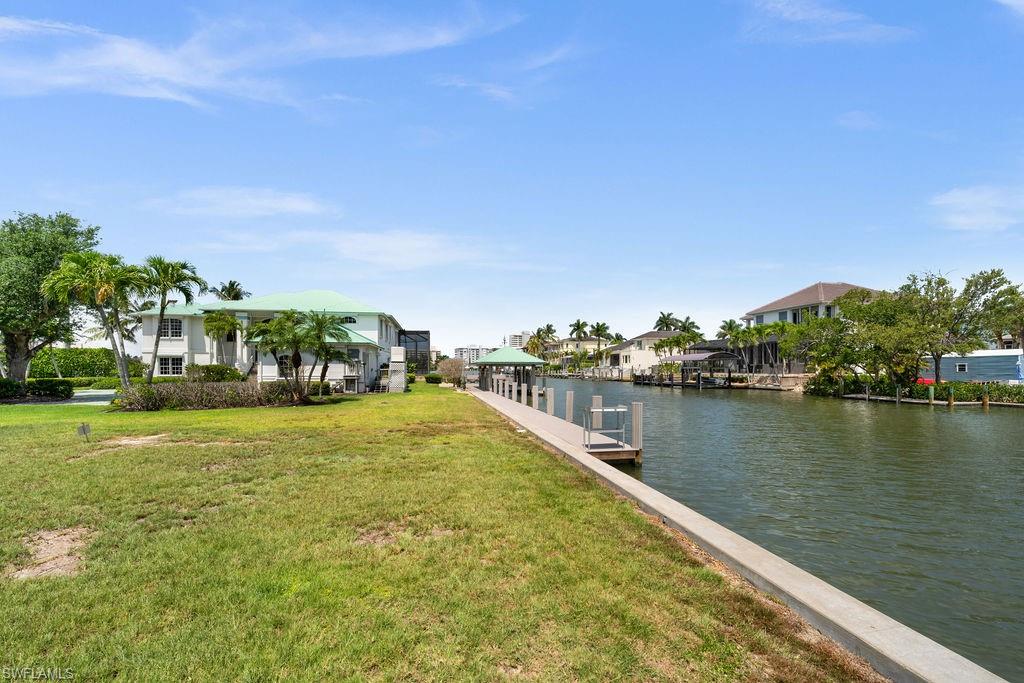 371 Bayside AVE